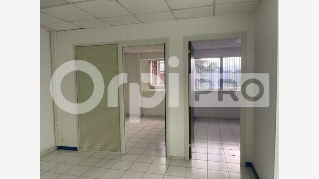Bureau 140m² en étage à louer à Baie-Mahault
