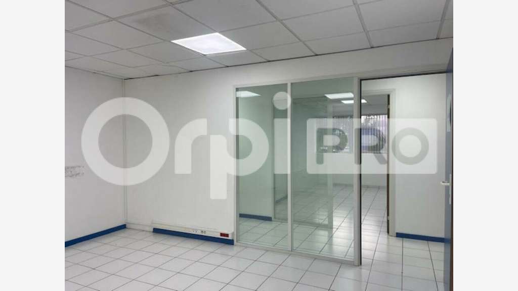 Bureau 140m² en étage à louer à Baie-Mahault