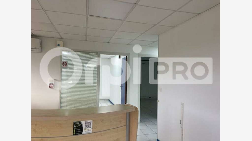Bureau 140m² en étage à louer à Baie-Mahault