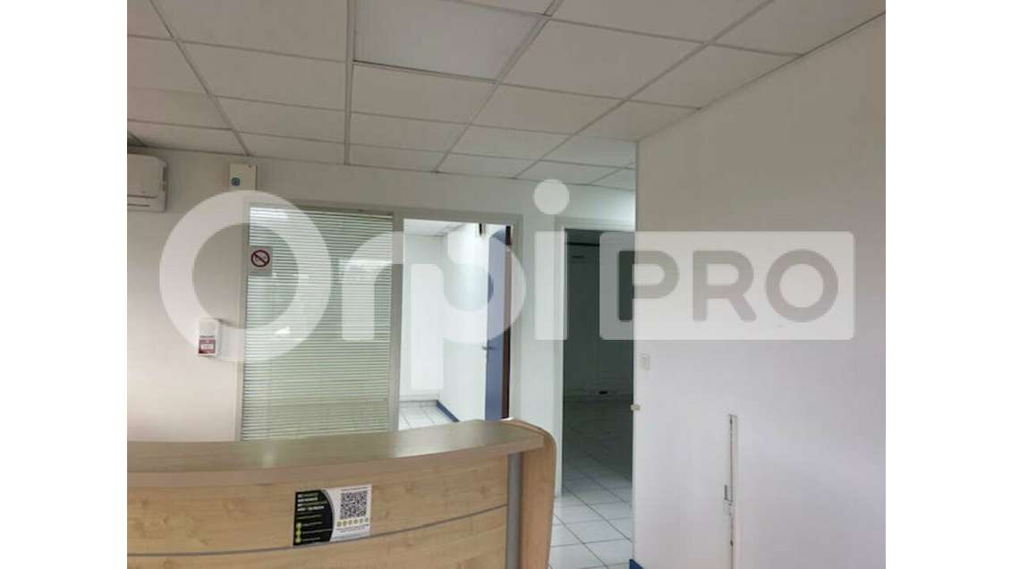 Bureau 140m² en étage à louer à Baie-Mahault