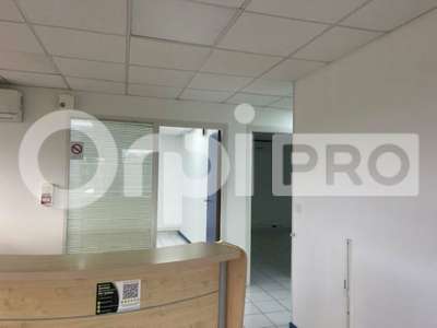 Bureau 140m² en étage à louer à Baie-Mahault