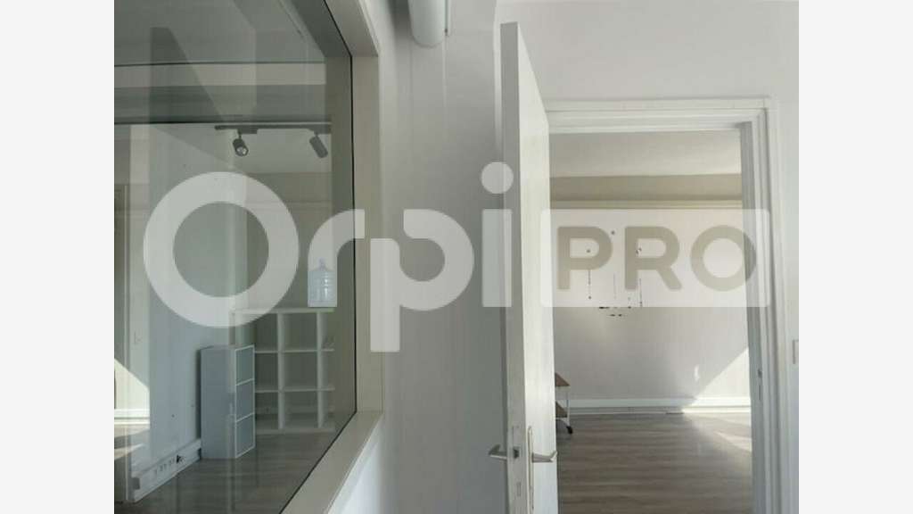 Vente A louer beau local 45m² à Saint-François