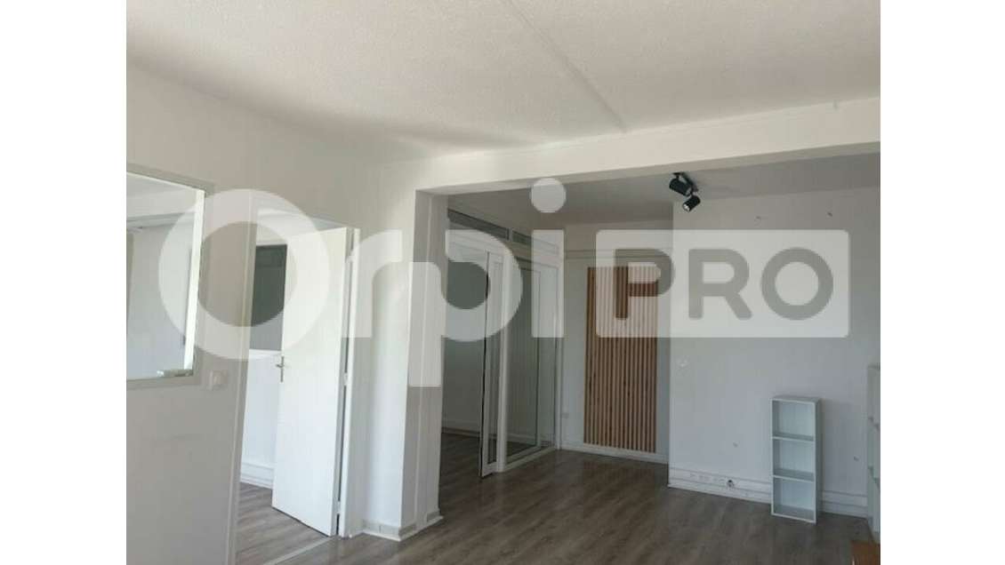 Vente A louer beau local 45m² à Saint-François