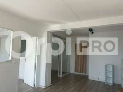 Vente A louer beau local 45m² à Saint-François