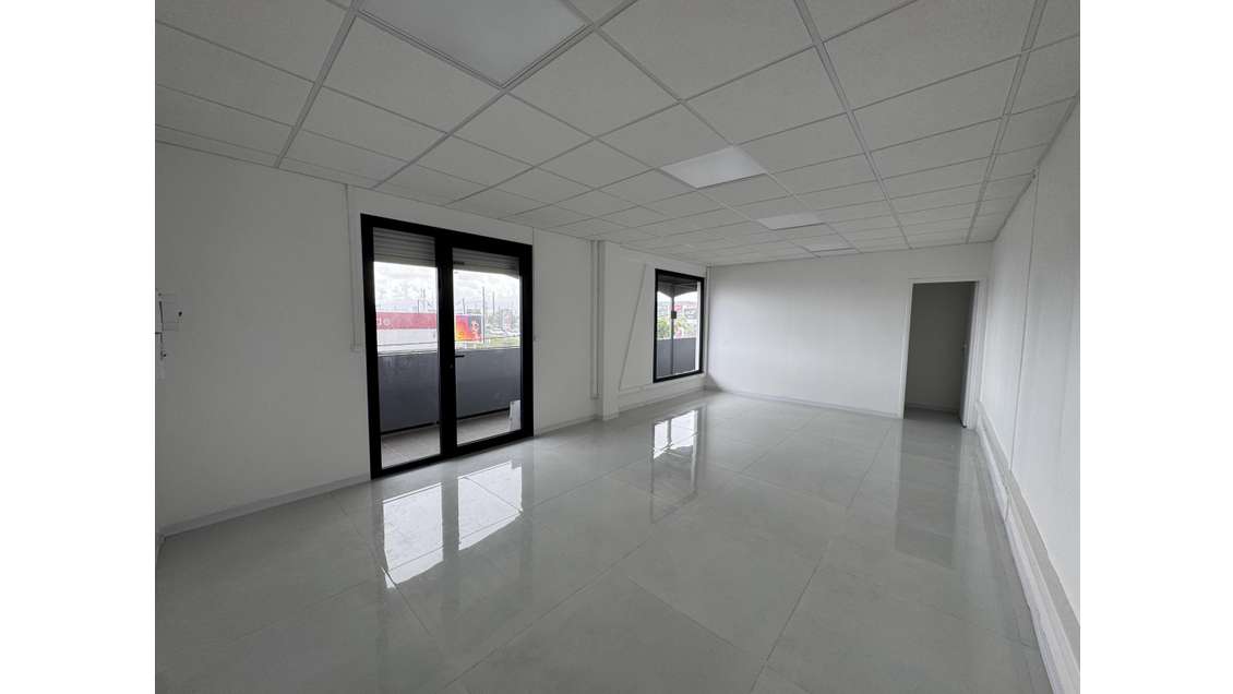 A louer bureau 35m² R+1 à Baie-Mahault Jarry