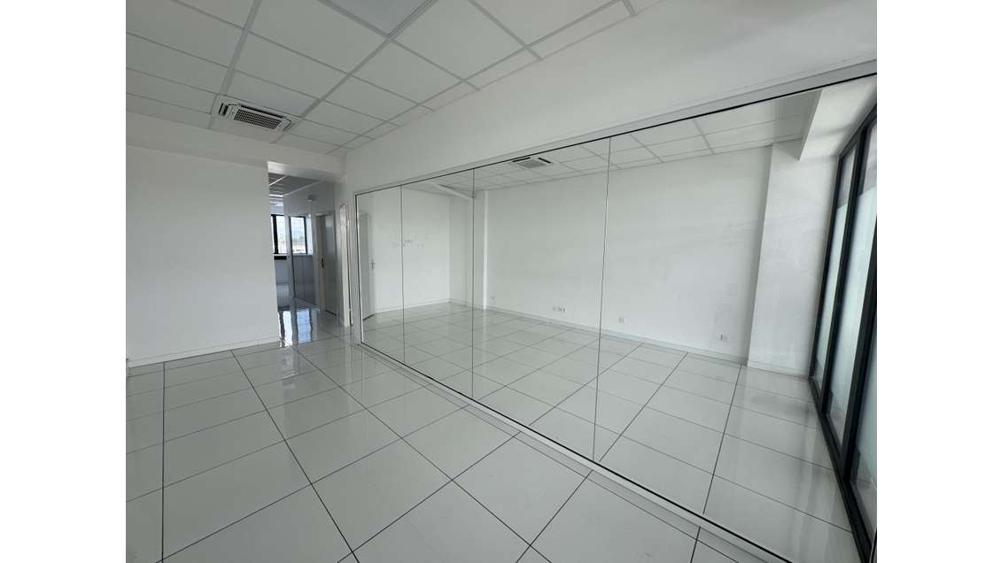 A louer bureaux 128m² R+1 à Baie-Mahault Jarry