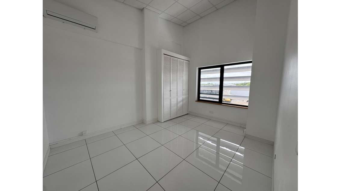A louer bureaux 128m² R+1 à Baie-Mahault Jarry