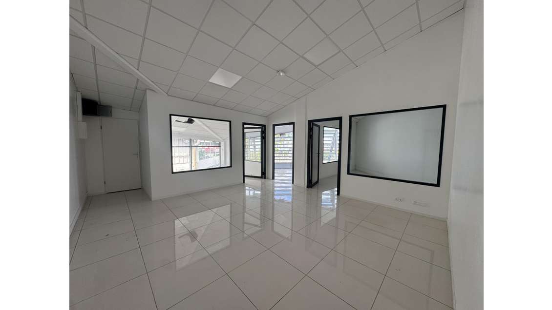 A louer bureaux 75m² R+1 à Baie-Mahault Jarry