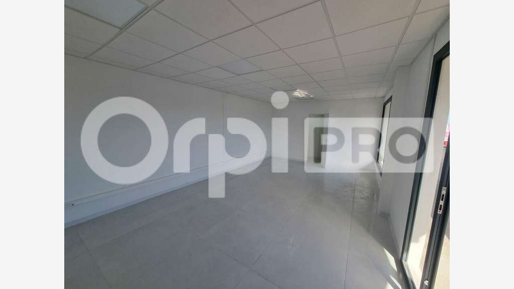 Bureau 35m² R+1 à louer à Baie-Mahault Jarry