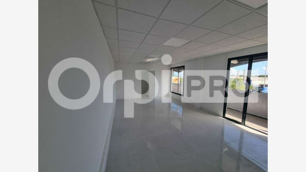 Bureau 35m² R+1 à louer à Baie-Mahault Jarry