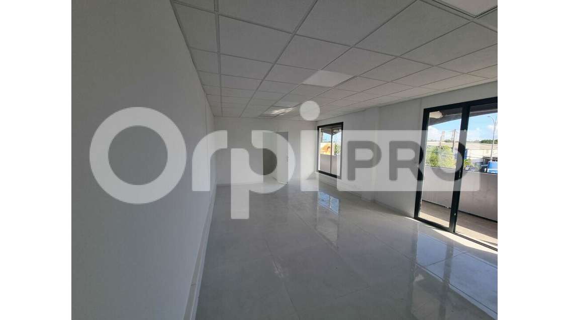Bureau 35m² R+1 à louer à Baie-Mahault Jarry