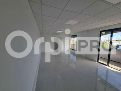 Bureau 35m² R+1 à louer à Baie-Mahault Jarry