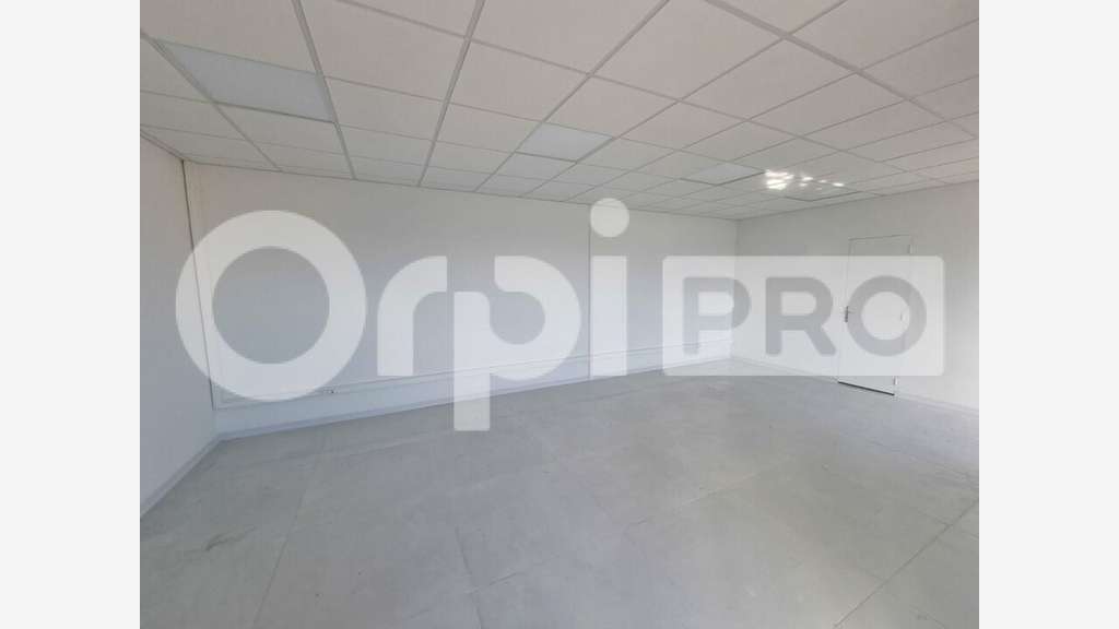Bureau 35m² R+1 à louer à Baie-Mahault Jarry
