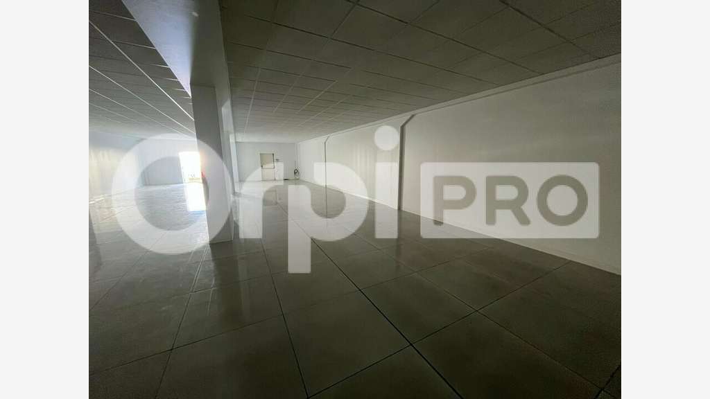 A louer local cial de 200m² en RDC à Baie-Mahault