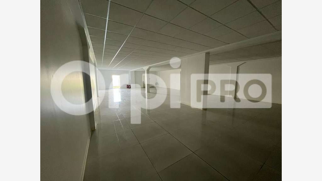 A louer local cial de 200m² en RDC à Baie-Mahault