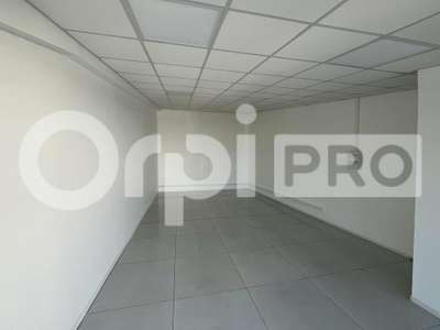 A louer local cial de 200m² en RDC à Baie-Mahault