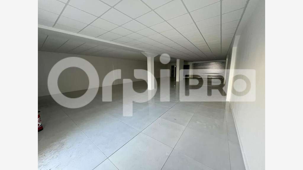 A louer local cial de 200m² en RDC à Baie-Mahault