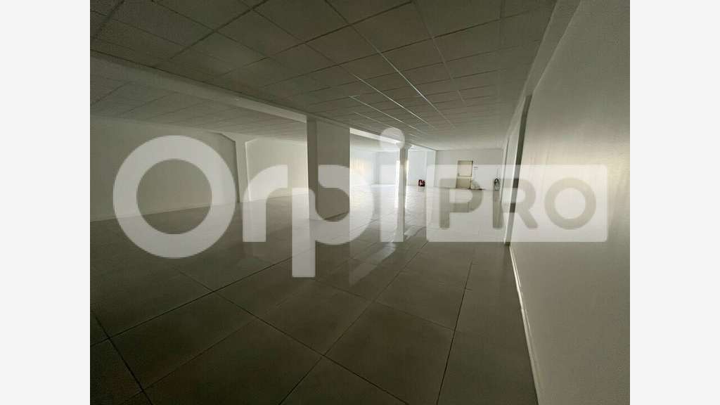 A louer local cial de 200m² en RDC à Baie-Mahault