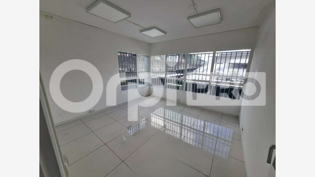 A louer bureaux 85m² R+1 ascenseur à Baie-Mahault