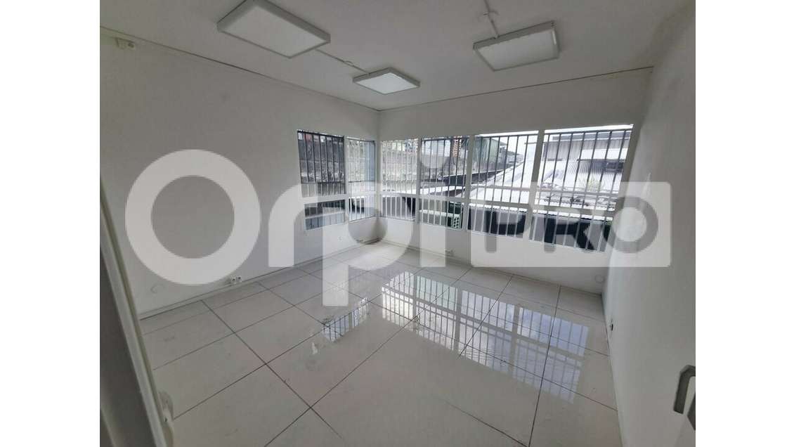 A louer bureaux 85m² R+1 ascenseur à Baie-Mahault