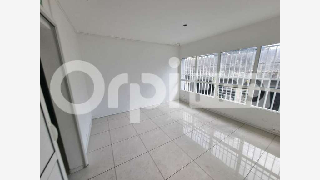 A louer bureaux 85m² R+1 ascenseur à Baie-Mahault