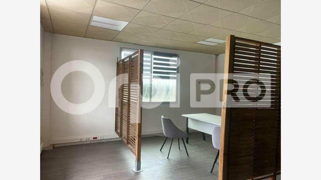 Bureau meuble 36m² à louer à Jarry Baie-Mahault