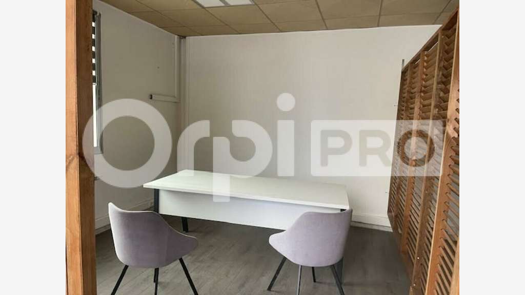 Bureau meuble 36m² à louer à Jarry Baie-Mahault