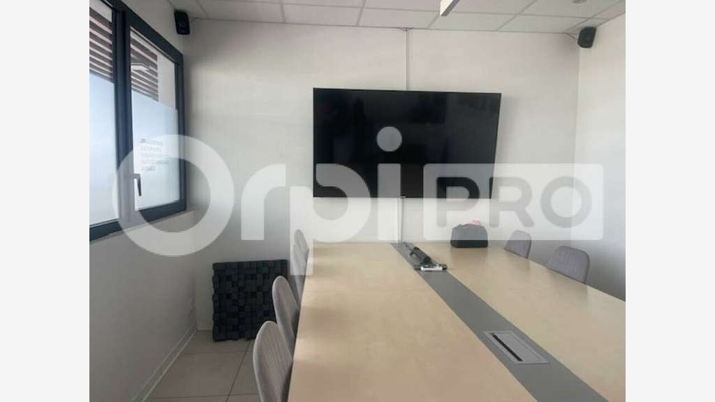 Beau bureau 77m² à louer à  Baie-Mahault