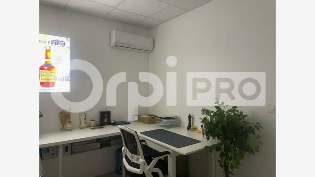 Beau bureau 77m² à louer à  Baie-Mahault