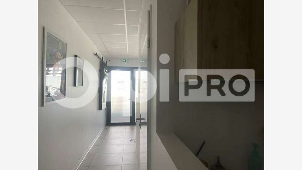 Beau bureau 77m² à louer à  Baie-Mahault