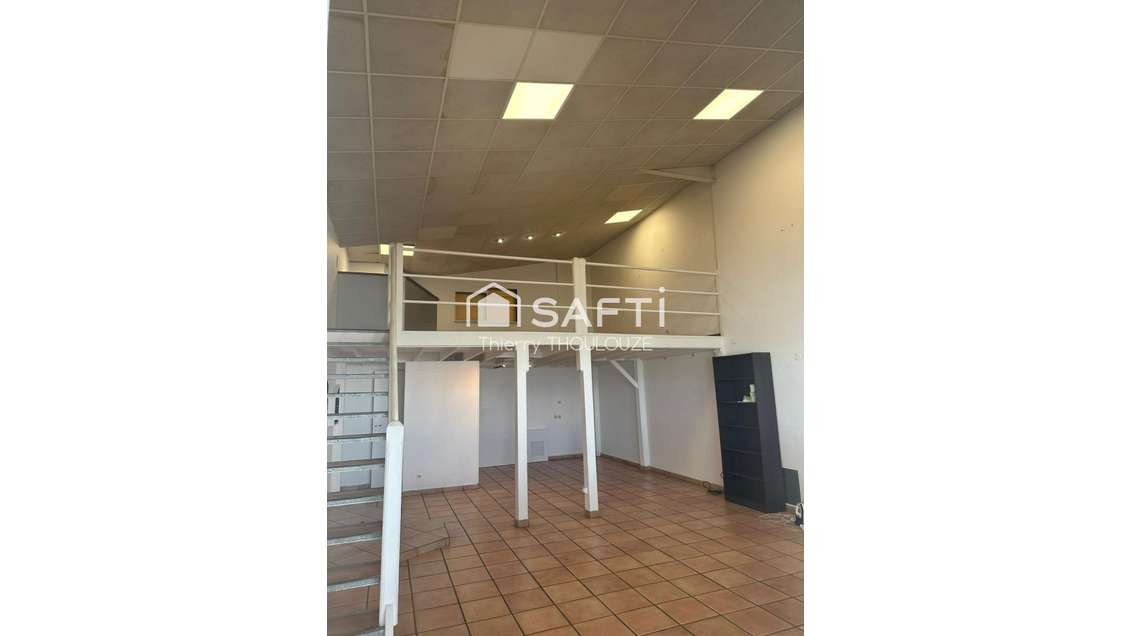 Loue local pro 78m² en ZI de Jarry en Guadeloupe