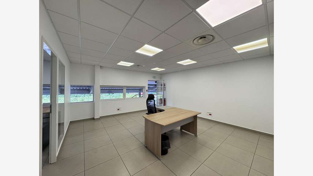 A louer local bureau de 70m² très lumineux à Jarry