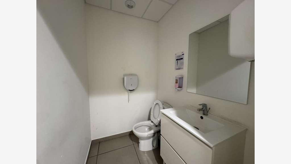 A louer local bureau de 70m² très lumineux à Jarry