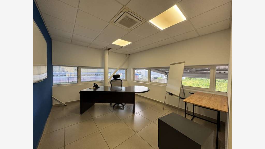 A louer local bureau de 70m² très lumineux à Jarry