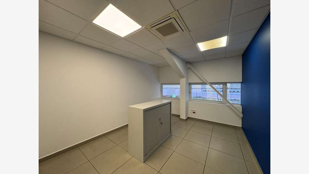 A louer local bureau de 70m² très lumineux à Jarry