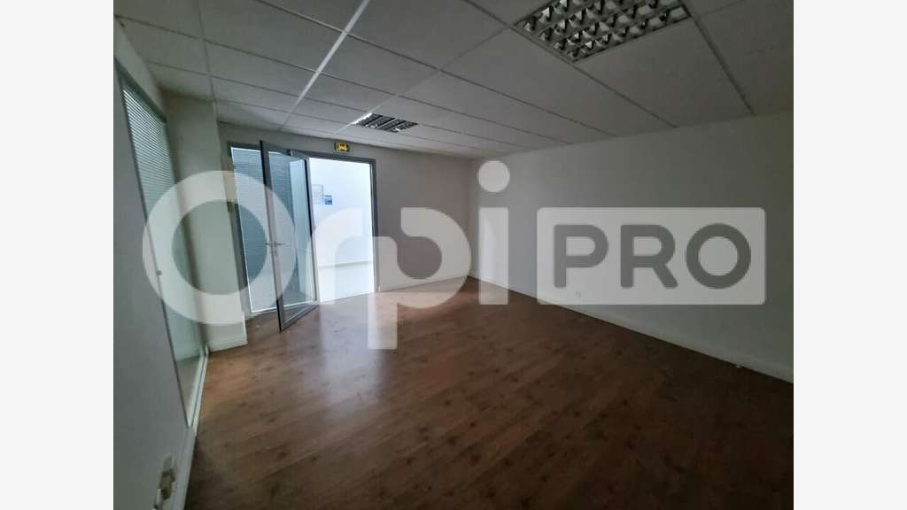 A louer bureaux de 25m² en R+1 à Baie-Mahault