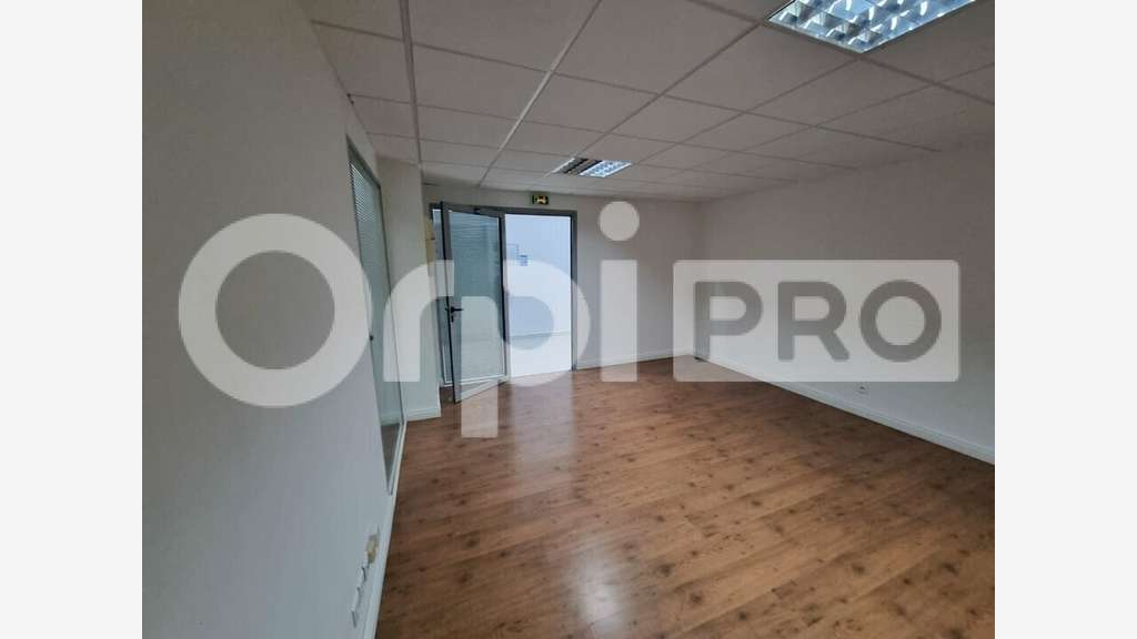 A louer bureaux de 25m² en R+1 à Baie-Mahault