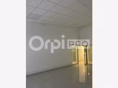 A louer bureaux de 25m² en R+1 à Baie-Mahault