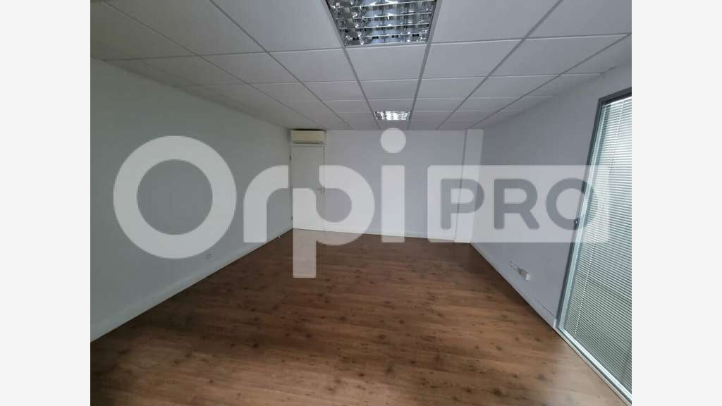 A louer bureaux de 25m² en R+1 à Baie-Mahault
