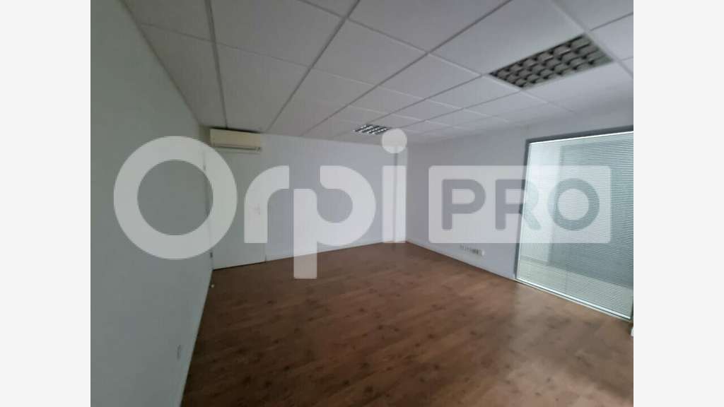 A louer bureaux de 25m² en R+1 à Baie-Mahault