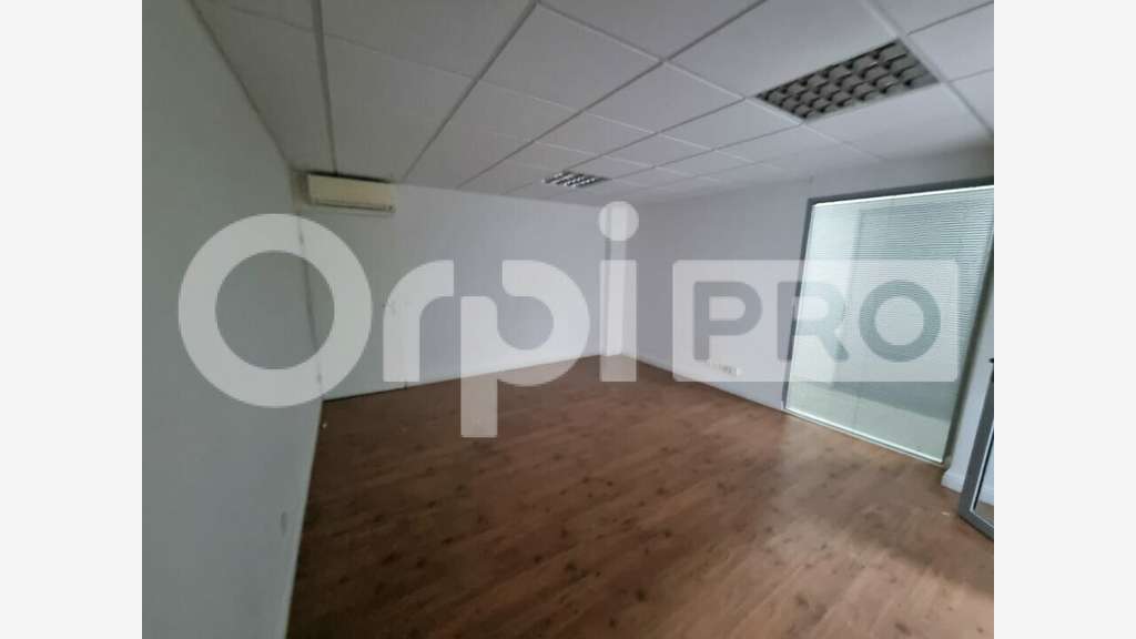 A louer bureaux de 25m² en R+1 à Baie-Mahault
