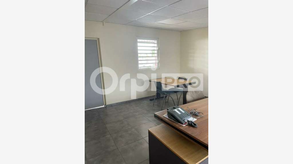 Bureau 19m² à louer à Baie-Mahault
