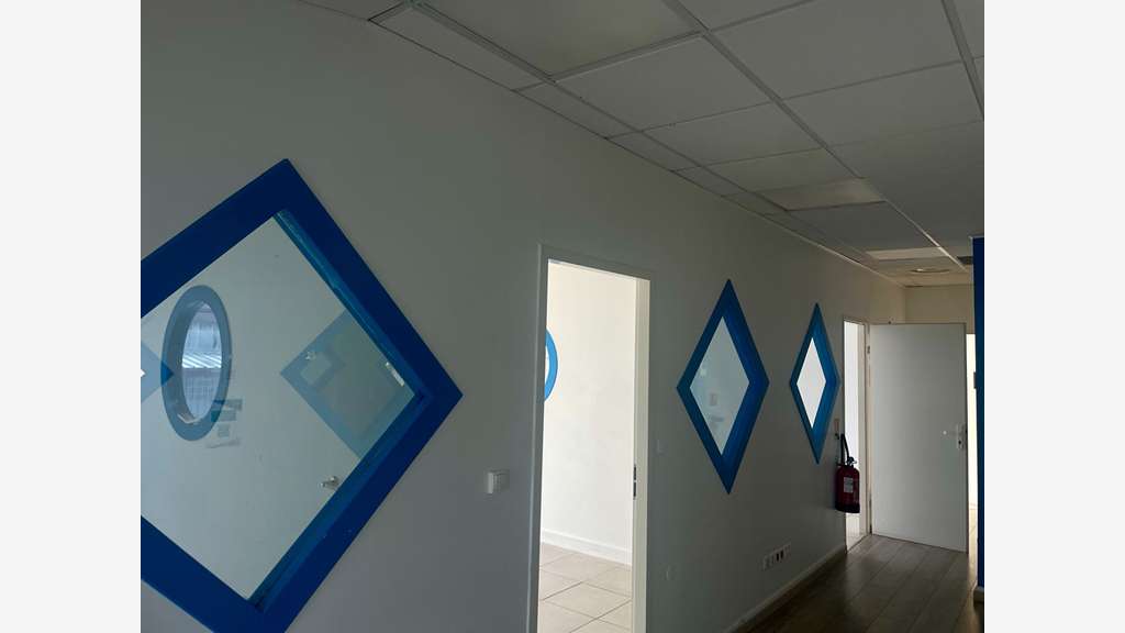 A louer bureaux aménagés climatisés R+1 Jarry