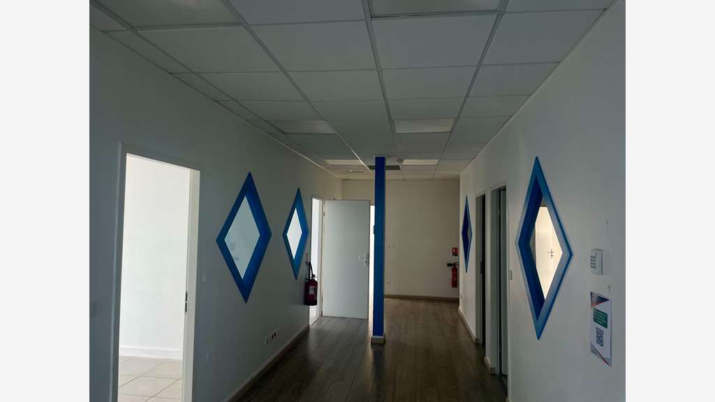 A louer bureaux aménagés climatisés R+1 Jarry
