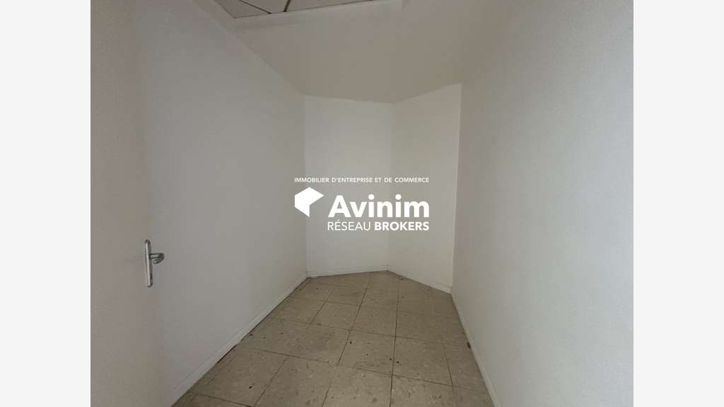 A louer local aménagé 106m² zone de Moudong