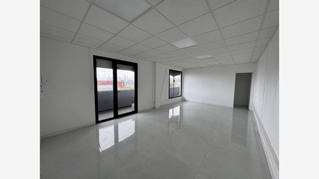 A louer bureau 35m² R+1 à Jarry Bld de Houelbourg
