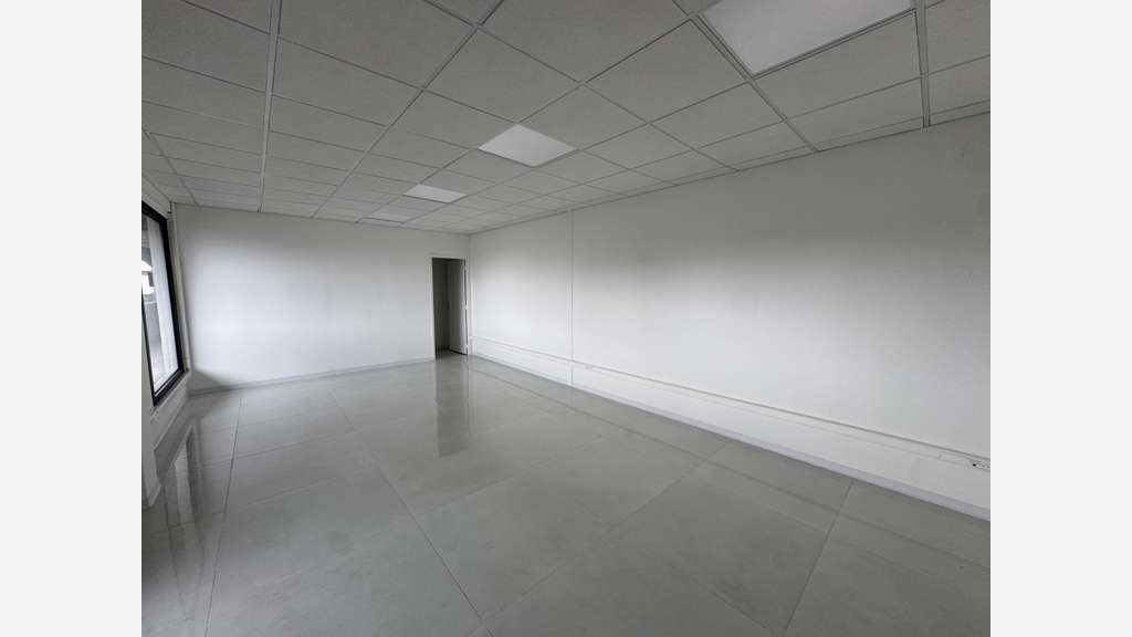 A louer bureau 35m² R+1 à Jarry Bld de Houelbourg