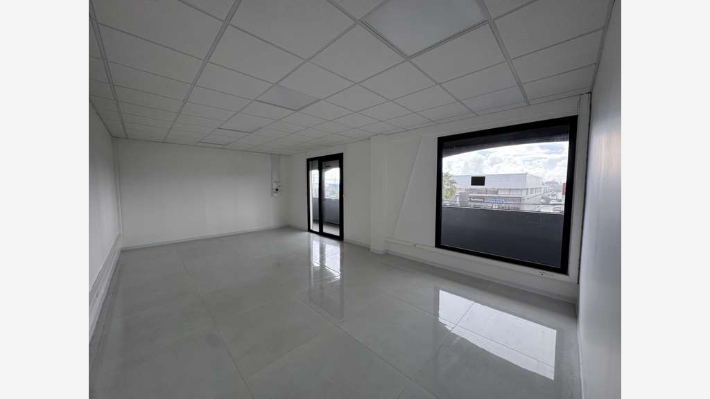 A louer bureau 35m² R+1 à Jarry Bld de Houelbourg