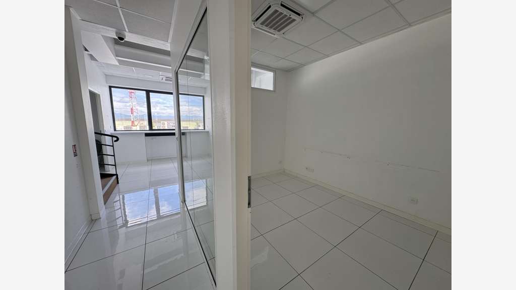 A louer bureaux 128m² R+1 à Baie-Mahault Jarry