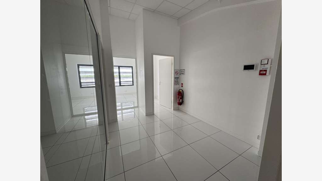 A louer bureaux 128m² R+1 à Baie-Mahault Jarry